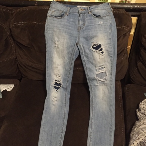 Bullhead light wash Ripped skinny jeans!