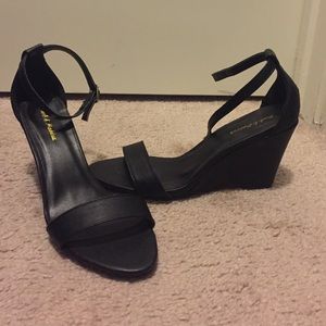Black wedges