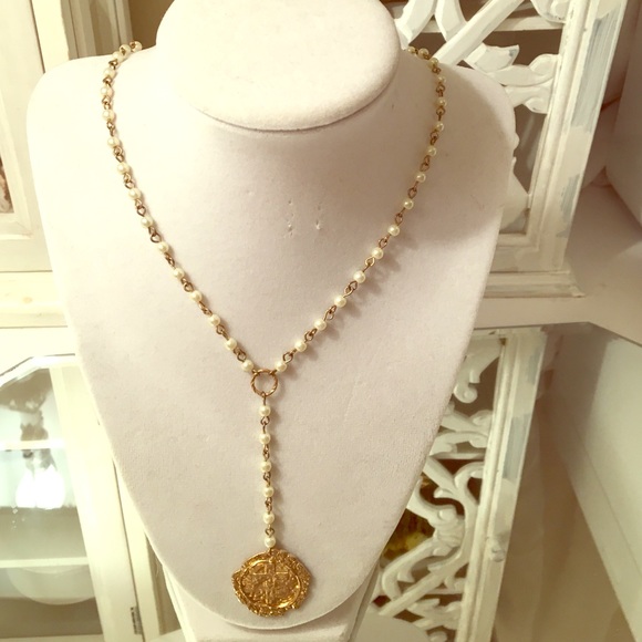 Small pearl necklace with gold plated cross drop