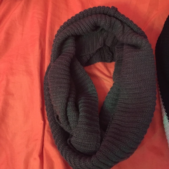 *Bundle* two infinity scarves - Picture 2 of 3