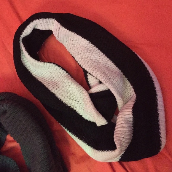 *Bundle* two infinity scarves - Picture 3 of 3