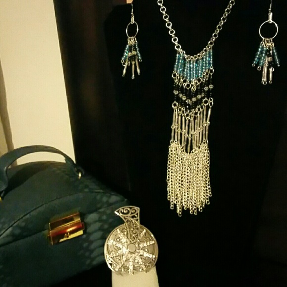 Necklace earrings