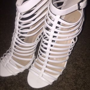 8&1/2 WHITE HEELS 🏳