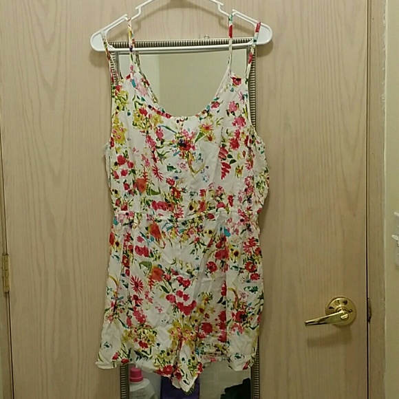 Passport floral romper
