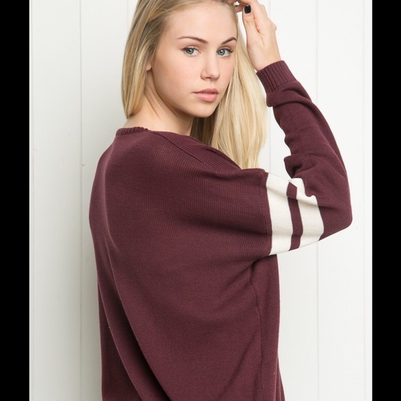 || Brandy Melville || Athletic Sweater - Picture 2 of 4