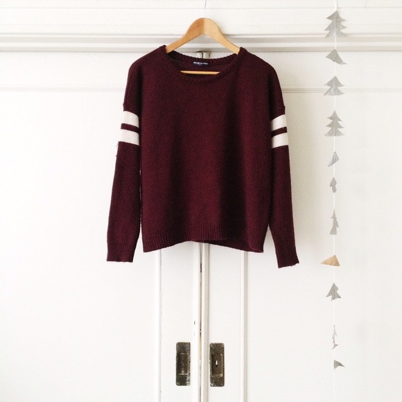 || Brandy Melville || Athletic Sweater - Picture 3 of 4