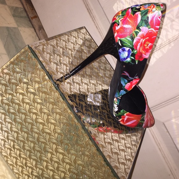 Heels - Picture 3 of 3