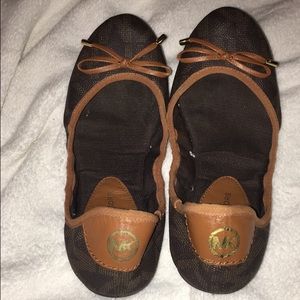 SUPER CUTE MICHAEL KORS FLATS! Hardly worn!