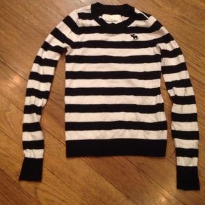 Girls Abercrombie long sleeve.  Size m runs small