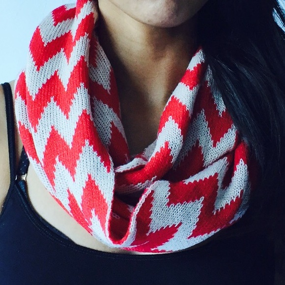 🌺PRICE DROP🌺NWT Zig-Zag Infinity Scarf - Red