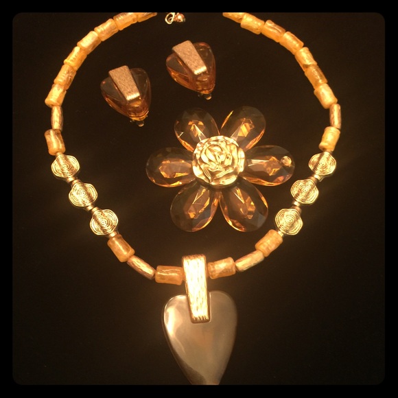 Amazing jewelry set necklace earrings brooch