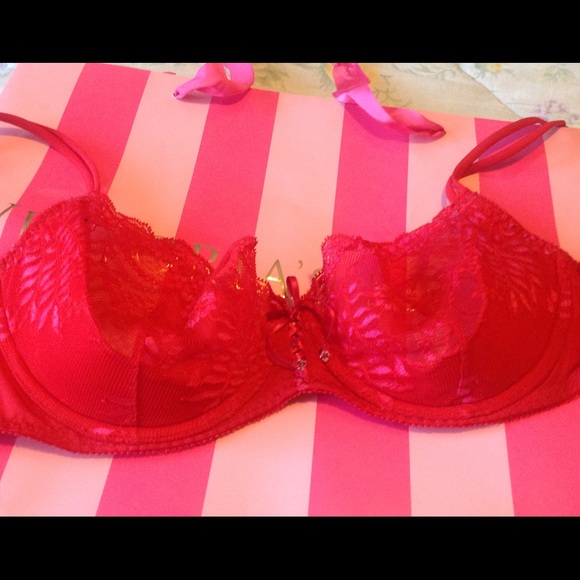 ❤️Beautiful RED Lacy Victoria Secrets bra NWOT ❤️