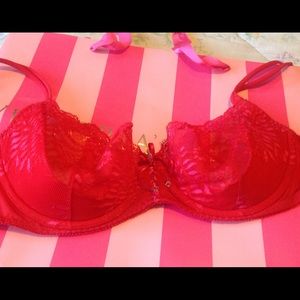 ❤️Beautiful RED Lacy Victoria Secrets bra NWOT ❤️