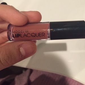 model Lip lacquer