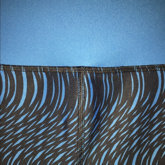 UA HeatGear Armour Stripe Capri - Picture 3 of 3