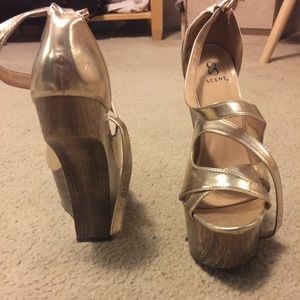 Lady Gaga inspired heel less open toe sandals.