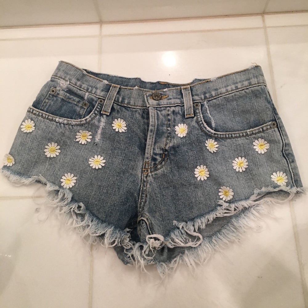 Size 27 Lf daisy distressed shorts