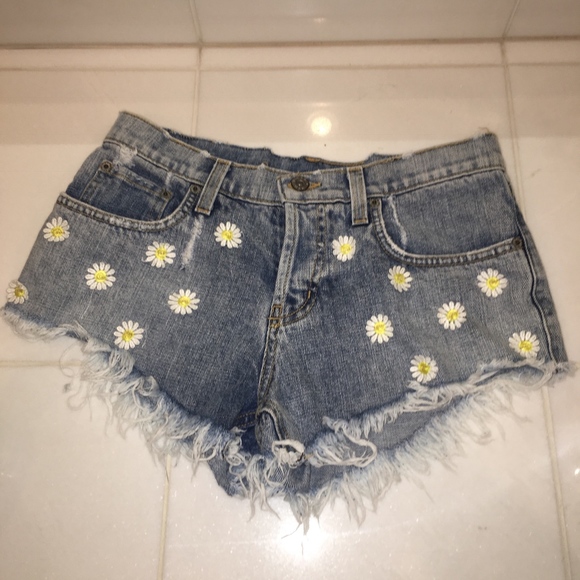 Size 27 Lf daisy distressed shorts - Picture 6 of 6
