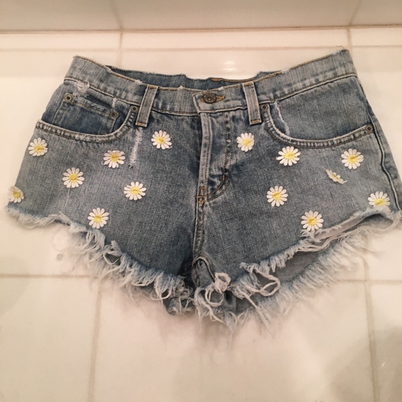 Size 27 Lf daisy distressed shorts - Picture 5 of 6