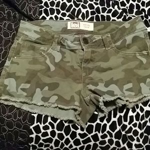 L.e.i. ashley lowrise camo shorts