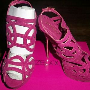 Brand new 8.5 fuchsia Shoedazzle stiletto