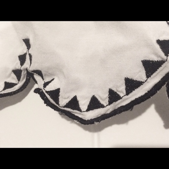 White crop top w/ black embroidered scalloped hem - Picture 2 of 2