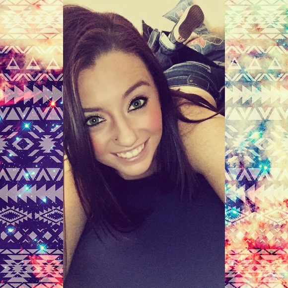 Meet your posher, Kylie - Picture 1 of 1