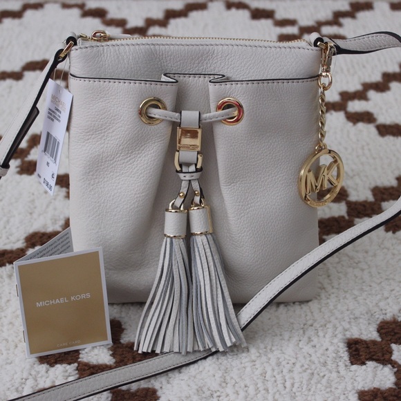 Michael Kors Handbags - 🌟NEW🌟Michael Kors Camden Drawstring Crossbody