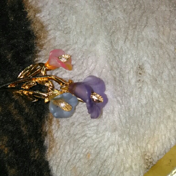 Flower pin