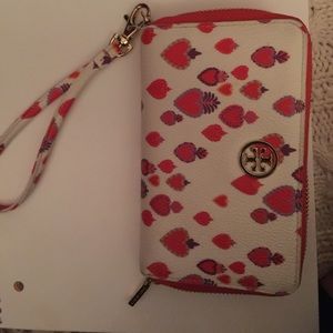 Tory burch wallet printed heart wristlet