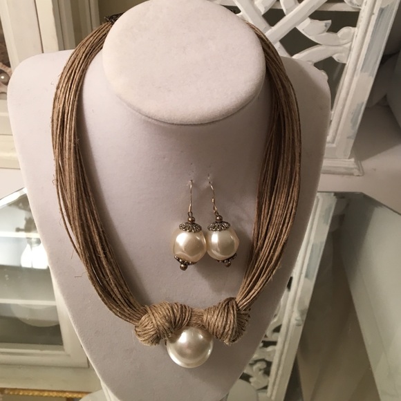 Multi-strand choker w/ large Pearl