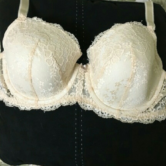 **SOLD!** Victoria's Secret 34DD Bra