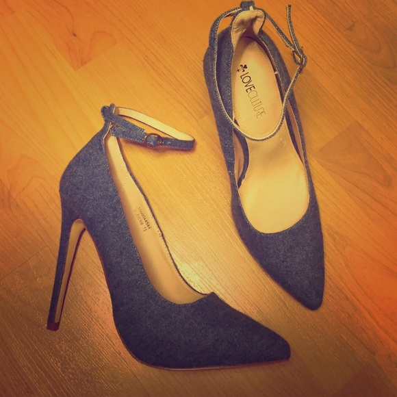 Denim Pointed Toed Pumps w Ankle Strap 😇