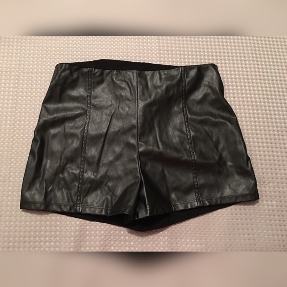 Cute leather shorts💕