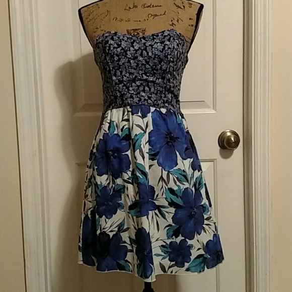 Dresses & Skirts - Adorable strapless dress