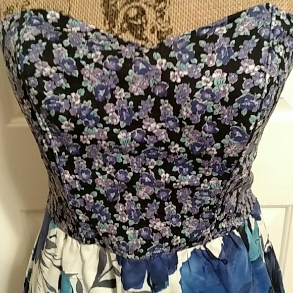 Adorable strapless dress - Picture 2 of 3