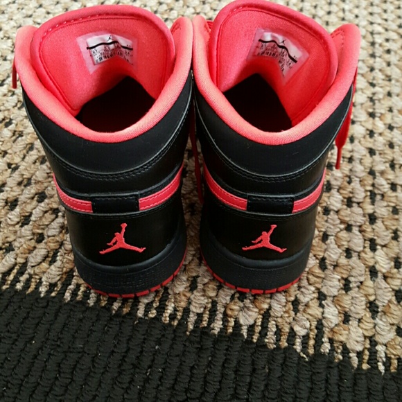 Jordan 1 Youth Pink & Black - Picture 2 of 4