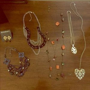 Costume jewelry. 1 pair of earrings. 5 necklaces.