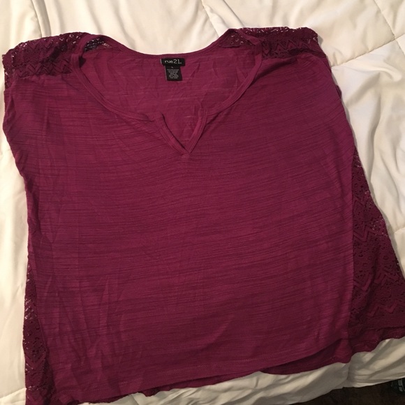Cute T-Shirt with lace on shoulders and sides