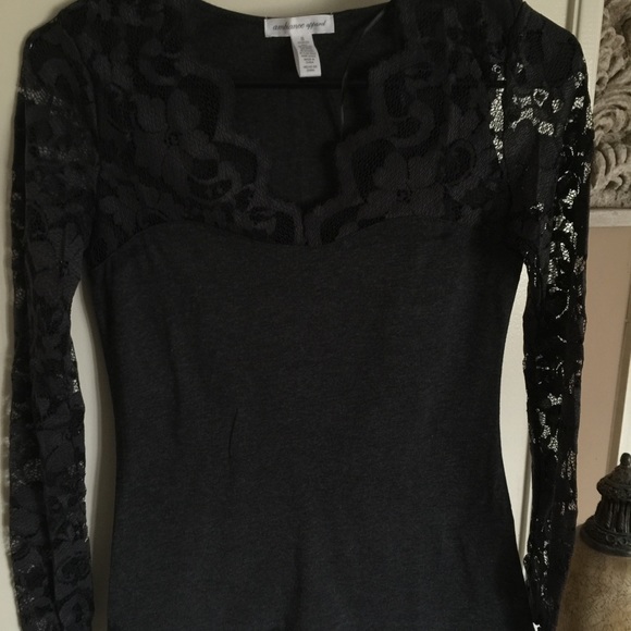NEW item!! Cute lace top... Size small... - Picture 4 of 4