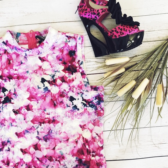 1 hr sale✂️Gorgeous floral crop top