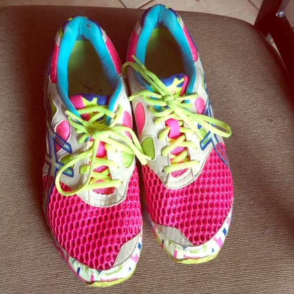 GLOW IN THE DARK Asics running shoes! Size 10.