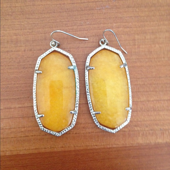 Kendra Scott Daniella earrings!!