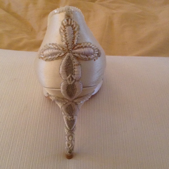 Badgley Mischka white, satin wedding shoes - Picture 3 of 7