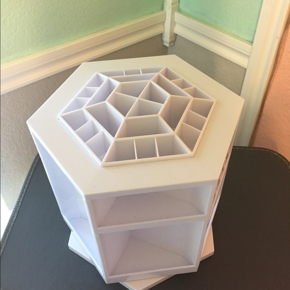 Rotating makeup organizer