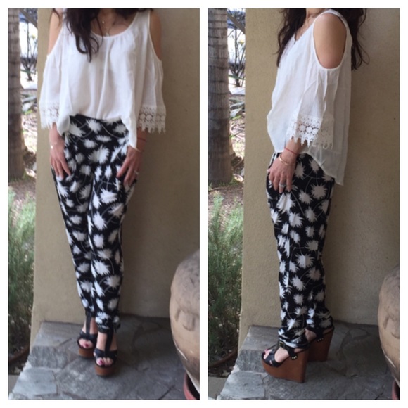 Chic cold shoulder top - Picture 2 of 4