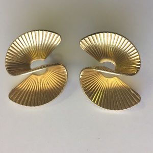 Vintage gold "s" shaped earrings