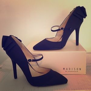 Like New Black Pumps With Bow