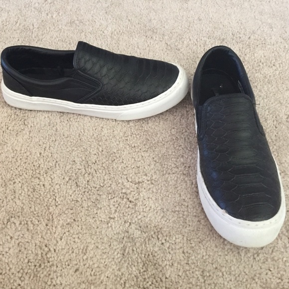 Black snakeskin printed slip ons 🙌🏽