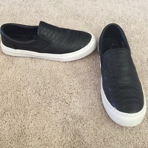 Black snakeskin printed slip ons 🙌🏽